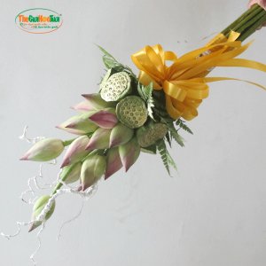 Bó hoa cầm tay hoa sen